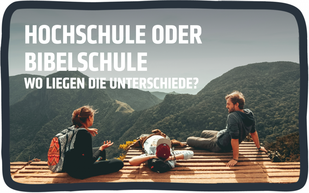 Drei junge Erwachsene sitzen entspannt auf einer Plattform in den Bergen – Symbol für Reflexion über Ausbildungswege